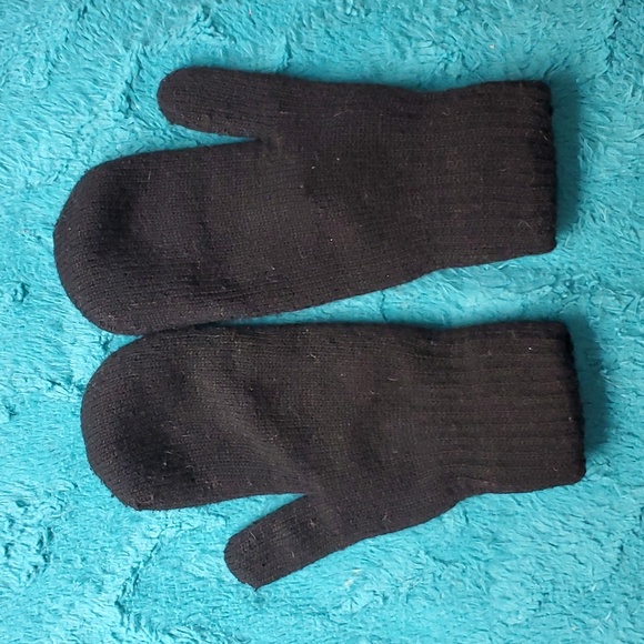 Snowflake Mittens - Picture 2 of 4